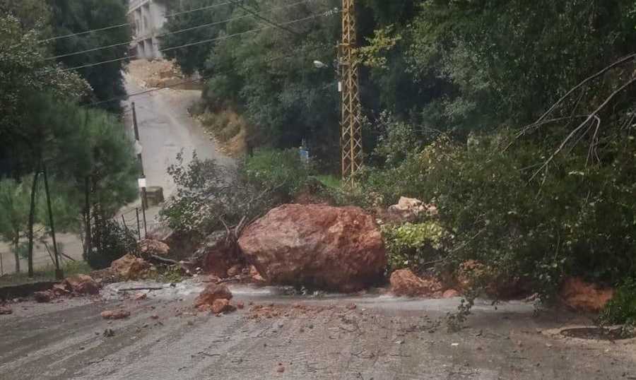 انهيار صخري كبير على طريق نهر الكلب