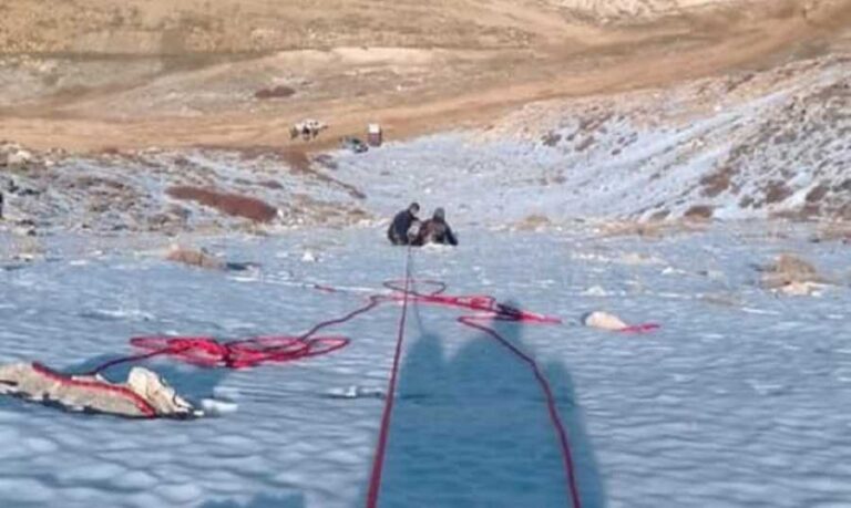 إنقاذ مواطن إثر سقوطه في منحدر