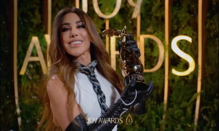 نجوى كرم تفوز بجائزة في حفلة Joy Awards