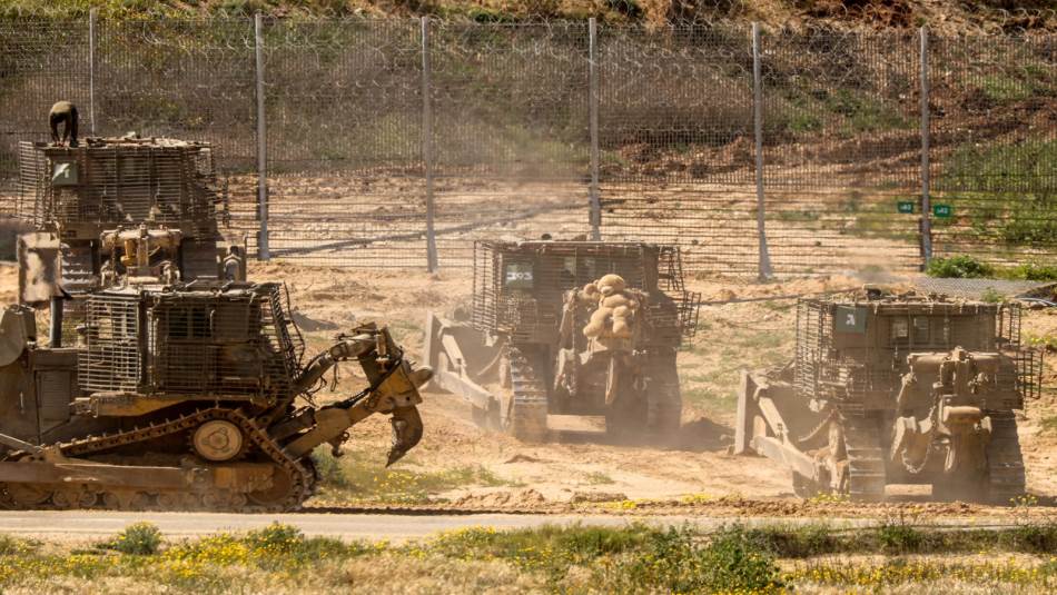 الجيش الإسرائيلي يعترف بقتل فلسطينيَين ودفنهما بجرافة في غزة