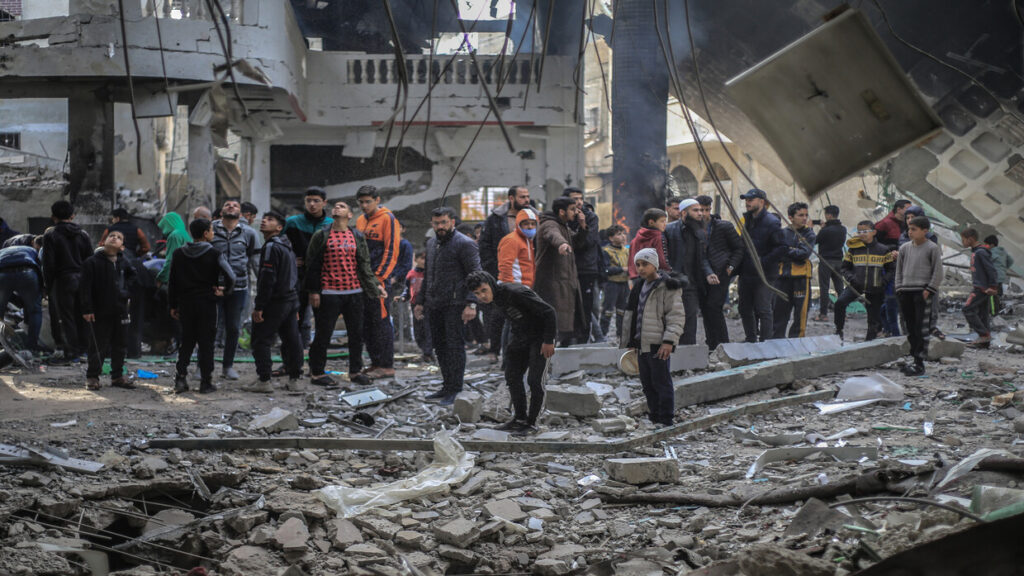  انتشال عدد من جثث الفلسطينيين بخان يونس والجيش الإسرائيلي يواصل قصفه على مناطق عدة بالقطاع