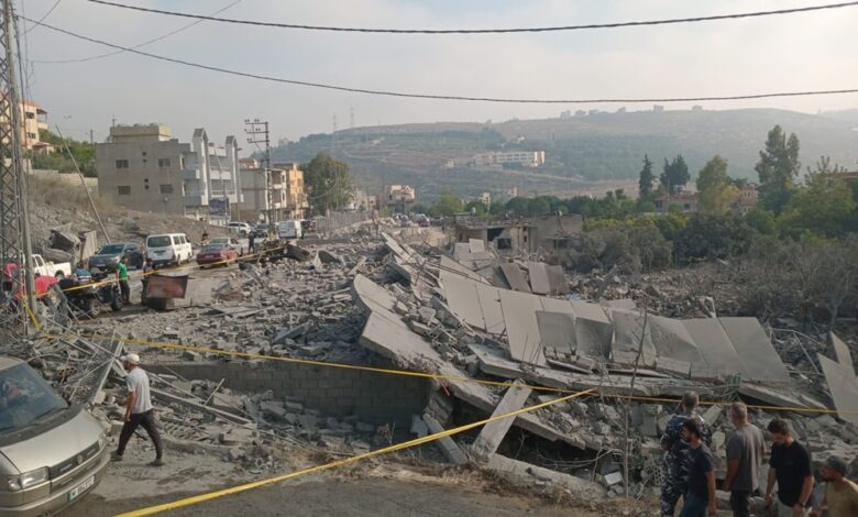 العدو يطلق نيران رشاشاته الثقيلة في اتجاه مارون الراس واحياء في بنت جبيل ليلا والجيش يحذر من القنابل العنقودية والصواريخ غير المنفجرة