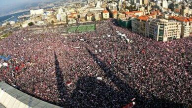 الحشود ملأت ساحة الشهداء والاعلام اللبنانية ترفرف في المكان