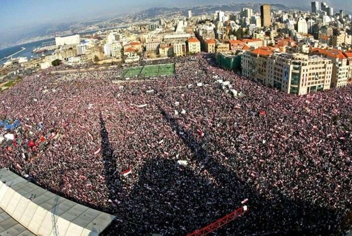 الحشود ملأت ساحة الشهداء والاعلام اللبنانية ترفرف في المكان