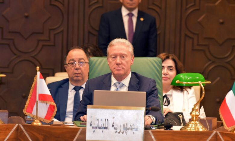 رجي من القاهرة: سياسة الحكومة ترتكز على فرض سيادتها وحصر السلاح بيدها