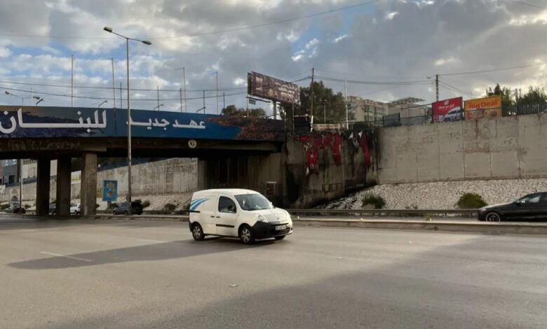حرق لافتات “عهد جديد للبنان” على طريق المطار (صور)