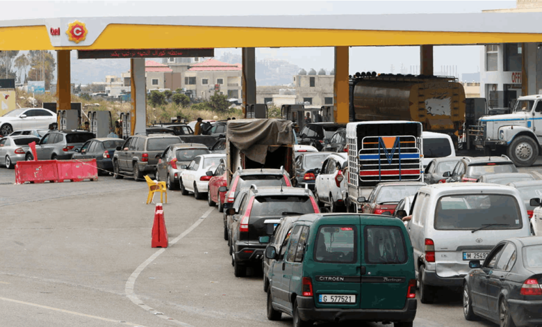 طوابير أمام محطات البنزين في لبنان.. ما القصة؟