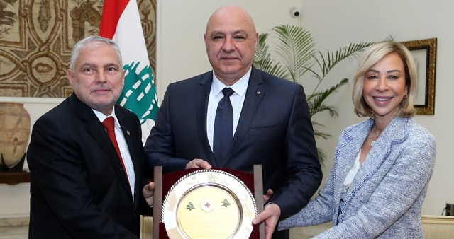 عون راعيا إطلاق الحملة المالية للصليب الأحمر: إسمحوا لي ان اقدم لكم معاشي دعما لكم