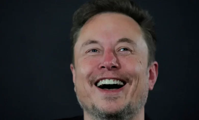 ماسك يعد المكفوفين باستعادة بصرهم خلال عام!