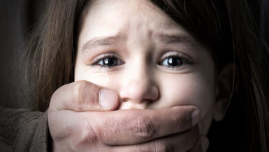 أُدين باعتداء جنسي على طفلة داخل مرحاض.. وهذا ما حلّ به