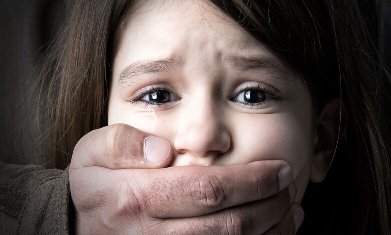 أُدين باعتداء جنسي على طفلة داخل مرحاض.. وهذا ما حلّ به