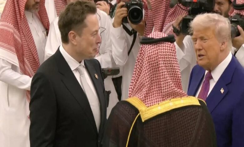 ماسك يلفت الأنظار في استقبال بن سلمان لترامب