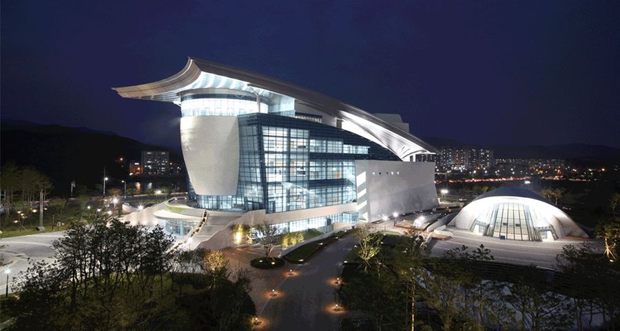 تحت شعار: "بناء غدٍ مستدام: التواصل، الابتكار، الازدهار"